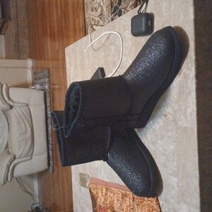 - Girl's  boots